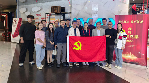 星河筑梦彰伟业  灯火守望映初心  包管房事业部组织寓目影戏《窗外的蓝星》